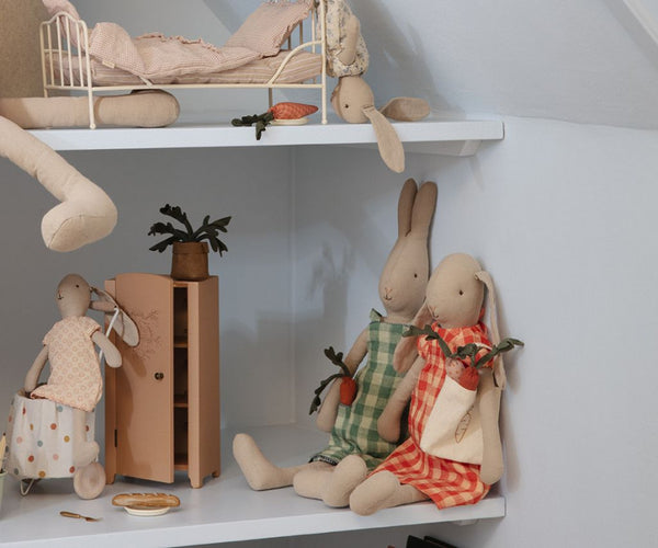 Carrots in Shopping Bag with Maileg bunnies and furniture - Maileg