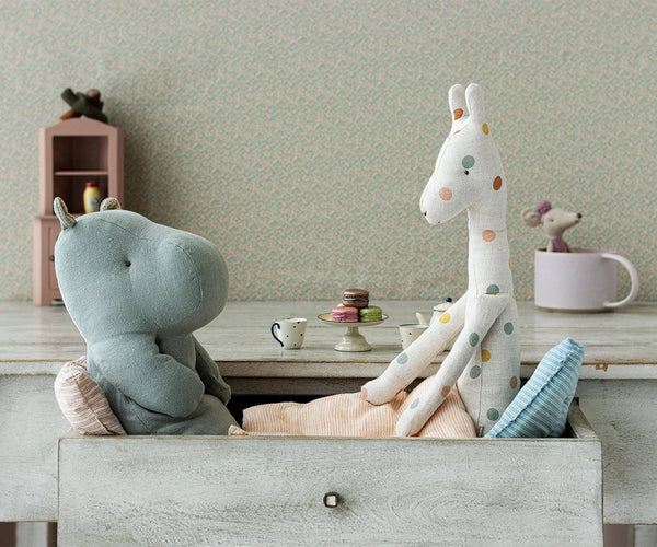 Chinos Green Medium Hippo and giraffe in a play setting - Maileg