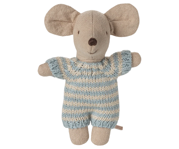 Stuffed toy mouse in a knitted outfit on a white background